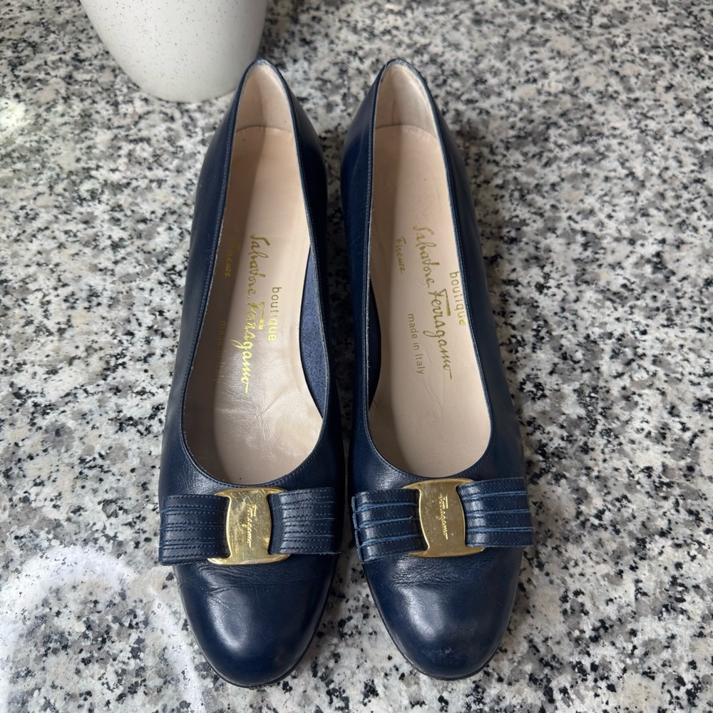Salvatore Ferragamo Women’s Vintage Vara Bow Pump in Navy Size 9.5